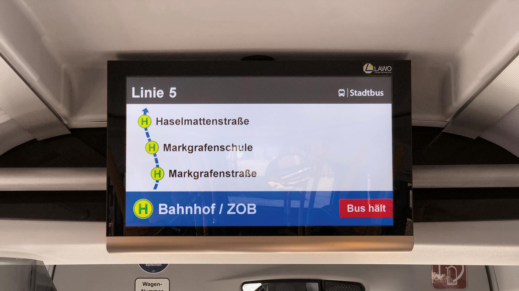 Foto eines Informations-Bildschirms im Bus.