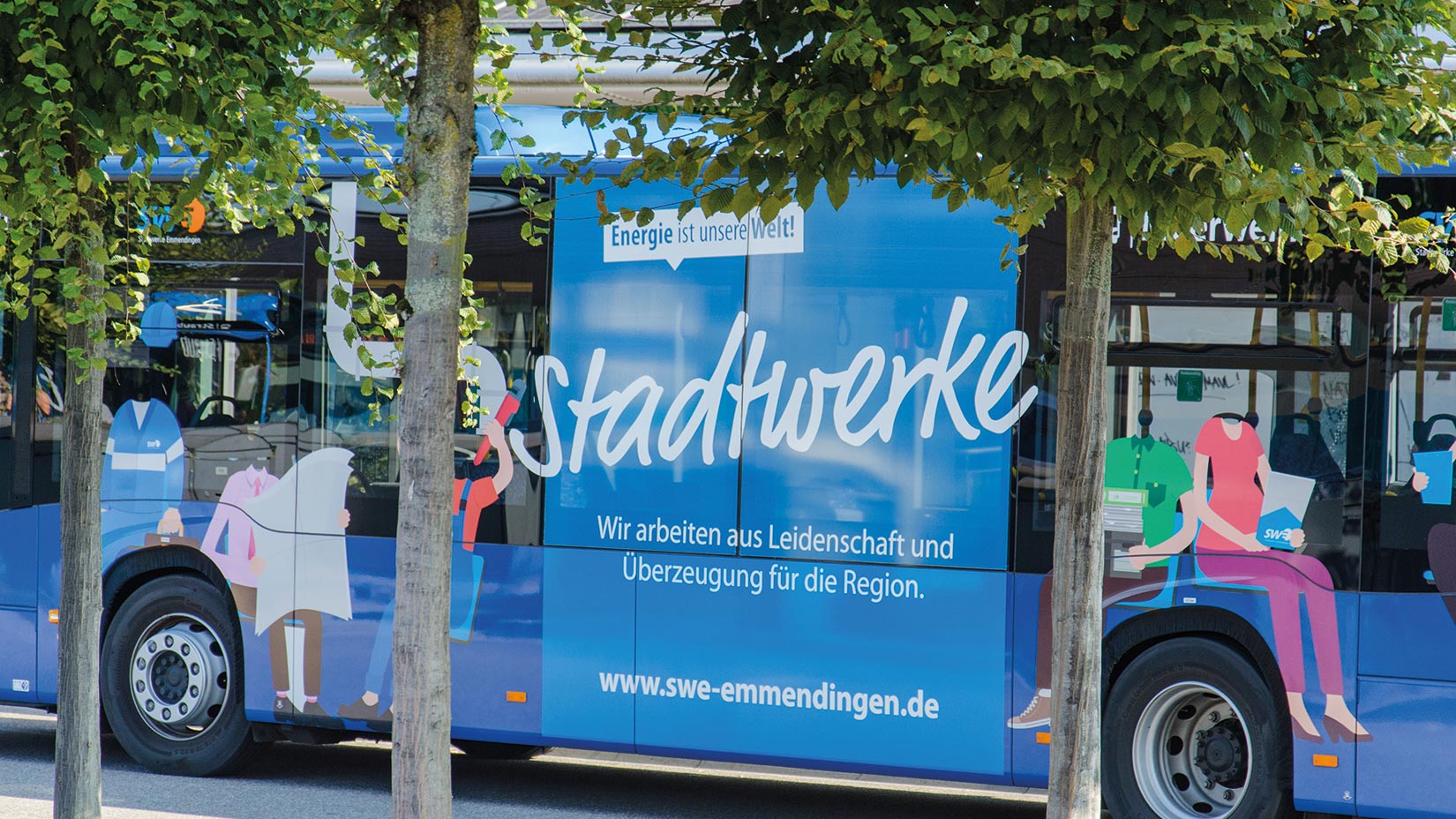 Nahaufnahme des Schriftzugs "Stadtwerke" auf dem Stadtbus